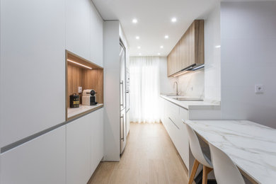 Стильный дизайн: отдельная кухня среднего размера с с полувстраиваемой мойкой (с передним бортиком) - последний тренд