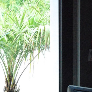 Aménagement d'un bureau privé au fond d'un jardin.