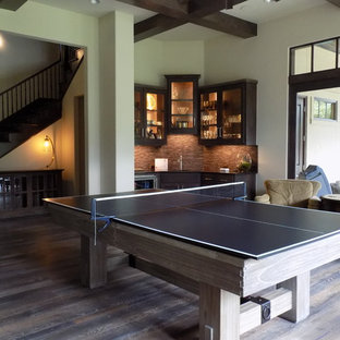 ヒューストンの巨大なラスティックスタイルのおしゃれなウェットバー (ガラス扉のキャビネット、濃色木目調キャビネット、茶色いキッチンパネル、ボーダータイルのキッチンパネル、濃色無垢フローリング) の写真