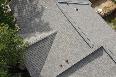 Modelo de fachada marrón con tejado a dos aguas y tejado de teja de madera