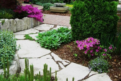 Small traditional front yard partial sun garden in Minneapolis with natural stone pavers.