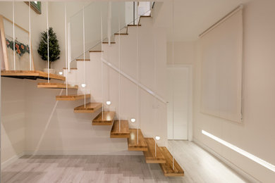 Modelo de escalera suspendida actual de tamaño medio sin contrahuella con escalones de madera