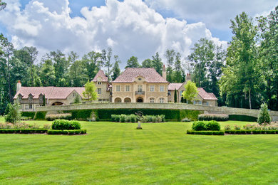Design ideas for a traditional landscaping in Atlanta.