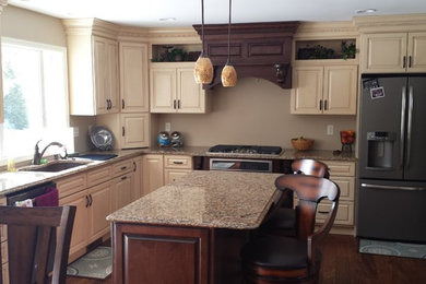 Kitchen - traditional kitchen idea in Chicago
