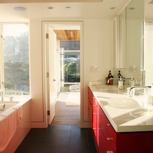 Esempio di un'ampia stanza da bagno padronale moderna con ante in legno scuro, vasca da incasso, pareti bianche, lavabo da incasso, pavimento grigio e top rosso