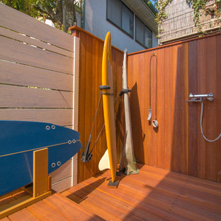 横浜のビーチスタイルのおしゃれなデッキ (屋外シャワー、日よけなし) の写真