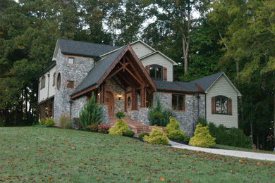 Diseño de fachada de casa de estilo americano de tamaño medio de dos plantas con revestimiento de piedra y tejado a dos aguas