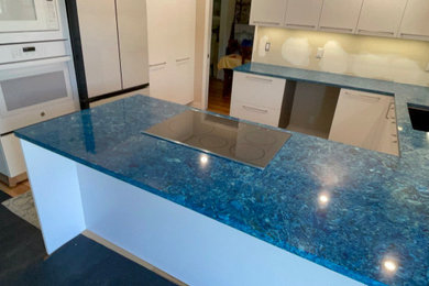 Example of a kitchen design in Los Angeles