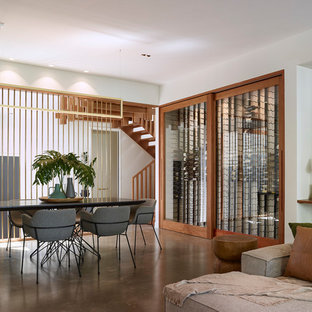 ブリスベンの広いコンテンポラリースタイルのLDKの画像 (白い壁、コンクリートの床、暖炉なし、グレーの床)