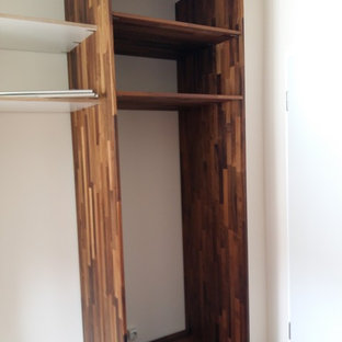 Foto di una camera matrimoniale etnica di medie dimensioni con pareti beige, pavimento in laminato e pavimento beige