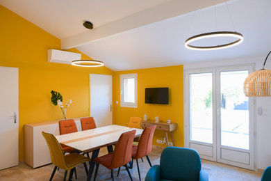 Exemple d'une salle à manger moderne de taille moyenne avec un mur orange, un sol en travertin, un sol beige et éclairage.