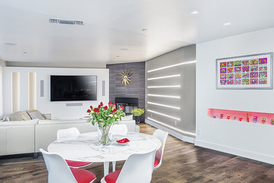 This is an example of a modern family room in Los Angeles.