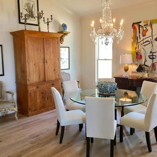 リトルロックの中サイズのトラディショナルスタイルのLDKの画像 (白い壁、淡色無垢フローリング、暖炉なし、ベージュの床)