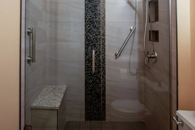 クリーブランドにあるお手頃価格の小さなトランジショナルスタイルのおしゃれなマスターバスルーム (アルコーブ型シャワー、ベージュの壁、磁器タイルの床、ベージュの床、開き戸のシャワー、ニッチ) の写真