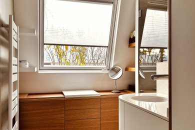 Cette image montre une petite salle d'eau design avec un placard à porte affleurante, des portes de placard blanches, une douche à l'italienne, un carrelage gris, des carreaux de céramique, un mur blanc, un sol en carrelage de céramique, un lavabo encastré, un plan de toilette en quartz, un sol gris, une cabine de douche à porte battante, un plan de toilette blanc, meuble simple vasque et meuble-lavabo suspendu.