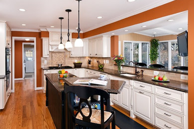 Kitchen - traditional kitchen idea in DC Metro
