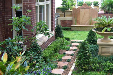 Immagine di un giardino xeriscape di medie dimensioni e dietro casa con fontane