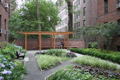 Inspiration for a traditional landscaping in New York.