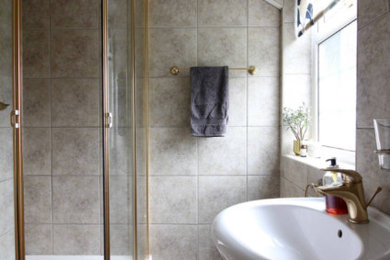 Modern inredning av ett litet badrum för barn, med luckor med lamellpanel, svarta skåp, en öppen dusch, en vägghängd toalettstol, grå kakel, marmorkakel, grå väggar, marmorgolv, ett väggmonterat handfat, grått golv och med dusch som är öppen