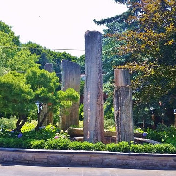 CIRCULAR DRIVEWAY ISLAND OASIS. THORNHILL