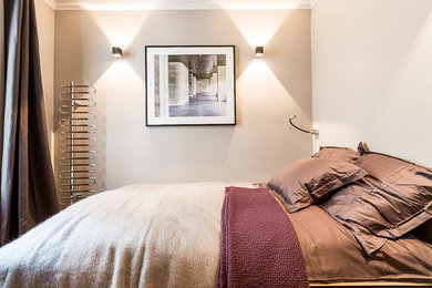 Cette photo montre une chambre tendance avec un mur blanc.