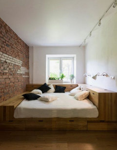 Кровать стоит вдоль стены