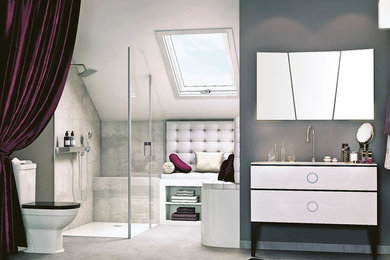 Cette photo montre une salle de bain principale chic de taille moyenne avec des portes de placard blanches, une douche à l'italienne, WC à poser, un carrelage gris, un mur gris, un lavabo encastré, un sol gris, une cabine de douche à porte battante et un plan de toilette blanc.
