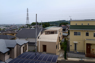 他の地域にあるモダンスタイルのおしゃれな家の外観 (漆喰サイディング) の写真