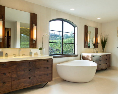 Elegant Tub Between Two Vanities: Blend Style and Functionality