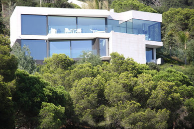 Trendy exterior home photo in Barcelona