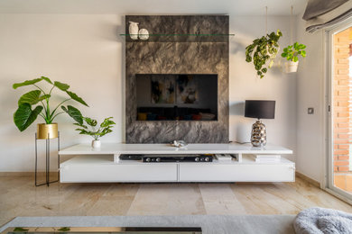 Foto de salón cerrado, gris y blanco y blanco contemporáneo de tamaño medio sin chimenea con paredes blancas, suelo de mármol, televisor colgado en la pared, suelo beige y alfombra
