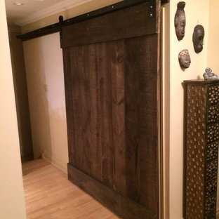 Idées déco pour une grande arrière-cuisine sud-ouest américain avec un sol en bois clair et des portes de placard en bois sombre.