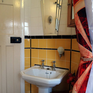 Idee per una piccola stanza da bagno per bambini moderna con vasca da incasso, vasca/doccia, WC monopezzo, piastrelle gialle, piastrelle in ceramica, pavimento in vinile e lavabo a colonna