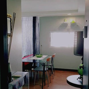 Inredning av en eklektisk entré, med gröna väggar, plywoodgolv och en enkeldörr