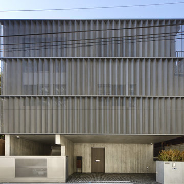 透け感のあるスクリーンが、光と影を編み込むファサード