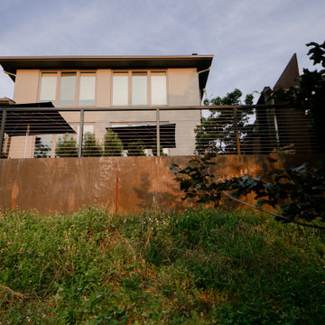 Contemporary Backyard Living Space - St.Catharines