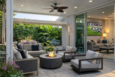 Example of a minimalist patio design in Orange County