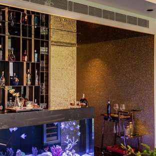 ムンバイの大きいコンテンポラリースタイルのおしゃれなウェットバー (一体型シンク、オープンシェルフ、大理石の床、黒い床、黒いキッチンカウンター) の写真