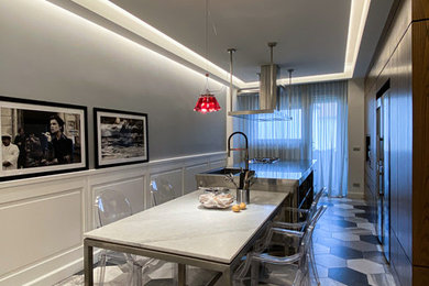 Foto di una grande cucina design chiusa con lavello integrato, ante in legno bruno, top in acciaio inossidabile, elettrodomestici in acciaio inossidabile, pavimento in gres porcellanato e pavimento multicolore
