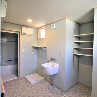 Esempio di una lavanderia multiuso scandinava con lavatoio, top in legno, pareti verdi, pavimento in linoleum, pavimento grigio, top marrone, soffitto in carta da parati e carta da parati