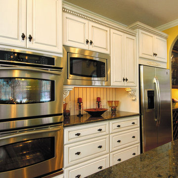 StarMark Cabinetry Kitchen in Maple finished in Ivory Cream with Chocolate glaze