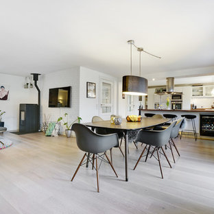 コペンハーゲンの中サイズの北欧風 LDKの画像 (白い壁、淡色無垢フローリング、薪ストーブ、金属の暖炉まわり、ベージュの床)