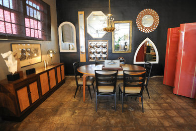 Пример оригинального дизайна: столовая в стиле модернизм с черными стенами и бетонным полом