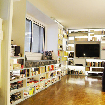 Aménagement d'une bibliothèque et d'un espace salon salle à manger.