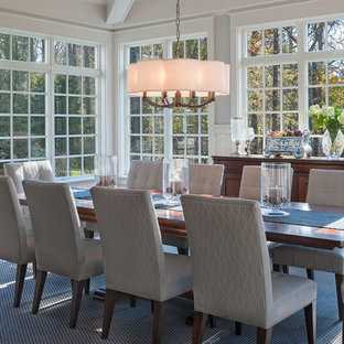 フィラデルフィアの中サイズのトランジショナルスタイルのLDKの画像 (グレーの壁、濃色無垢フローリング、茶色い床)