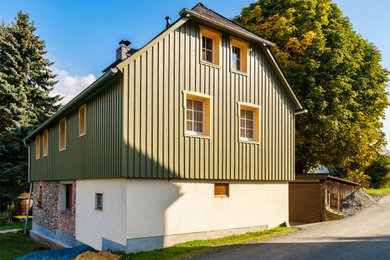 Mittelgroße Landhausstil Holzfassade Haus mit Verschalung in Sonstige