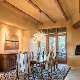 フェニックスの中サイズのLDKの画像 (黄色い壁、標準型暖炉、トラバーチンの床)