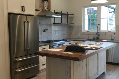 Example of a classic kitchen design in Houston