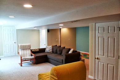 Inspiration for a timeless basement remodel in Chicago