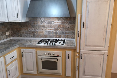 Foto på ett litet shabby chic-inspirerat kök, med en nedsänkt diskho, släta luckor, vita skåp, bänkskiva i kvarts, rostfria vitvaror, ljust trägolv och brunt golv